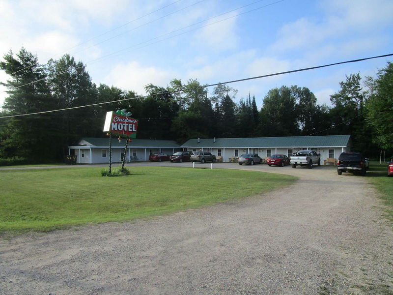 Paddlers Inn (Christmas Motel) - As Christmas Motel